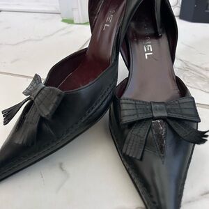 Chanel Black Pointed-Toe Leather Bow Pumps 40